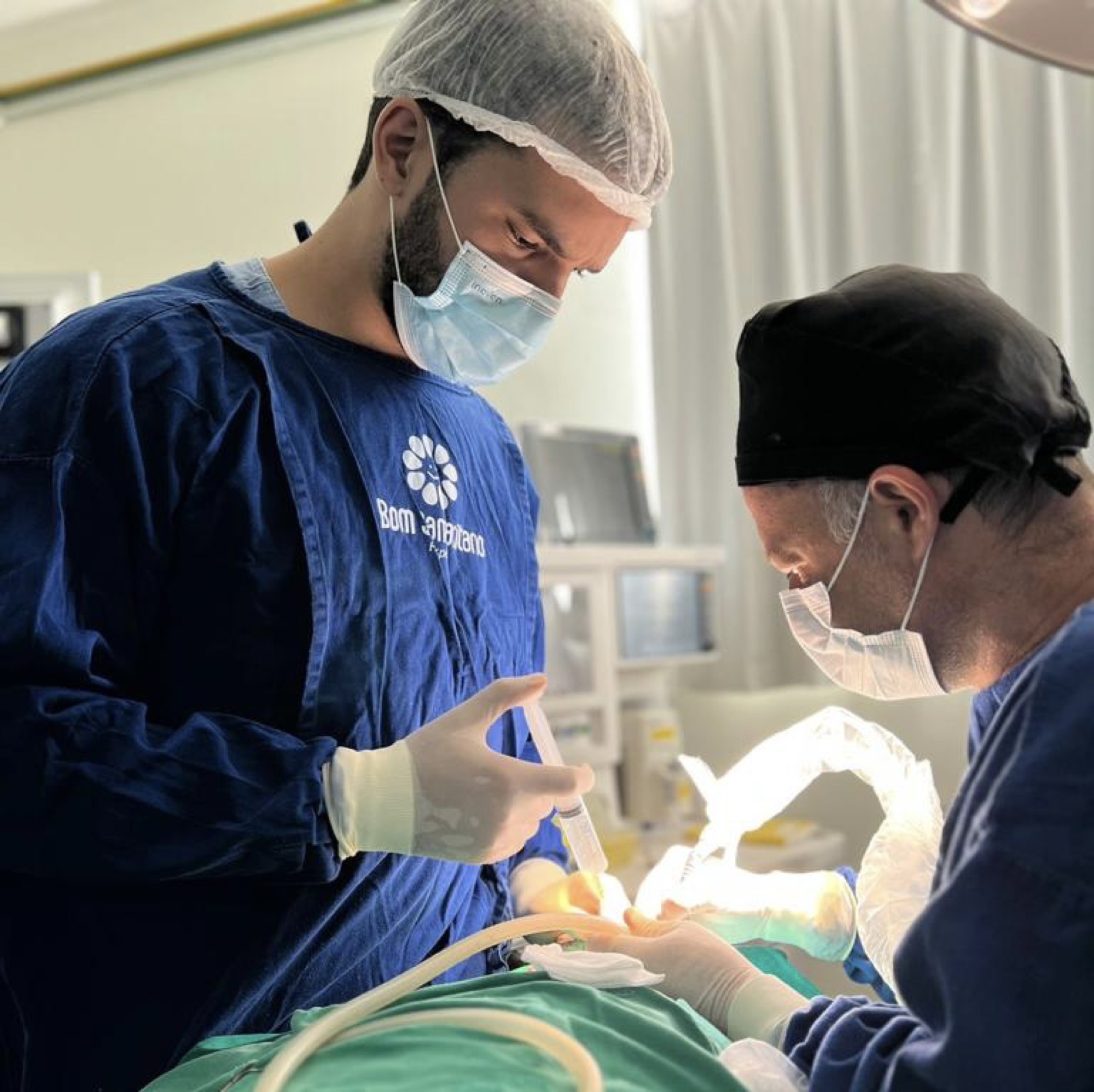 Dr. Emerson Monteiro em procedimento cirúrgico no Hospital Bom Samaritano
