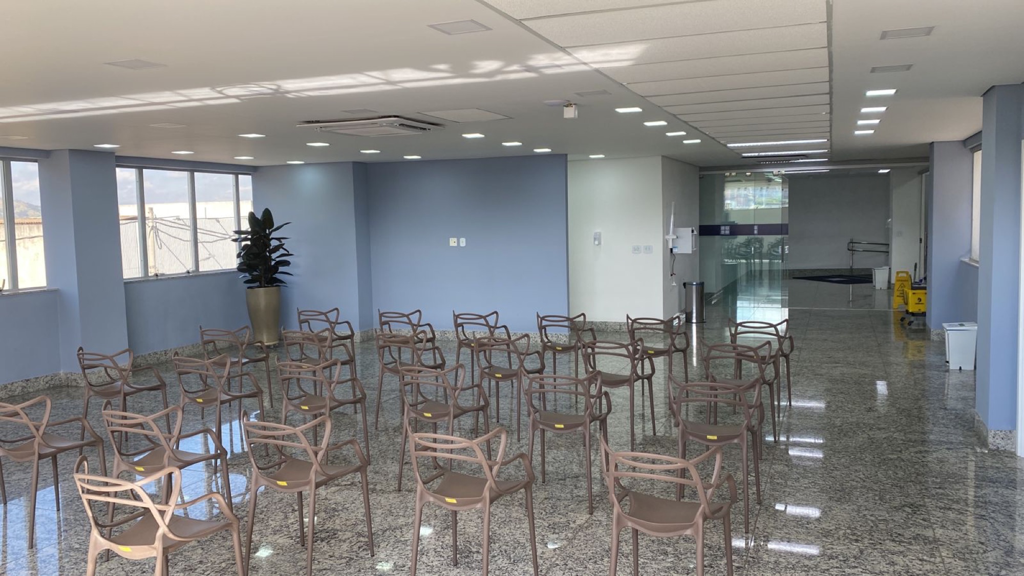 Sala de espera ampla e iluminada