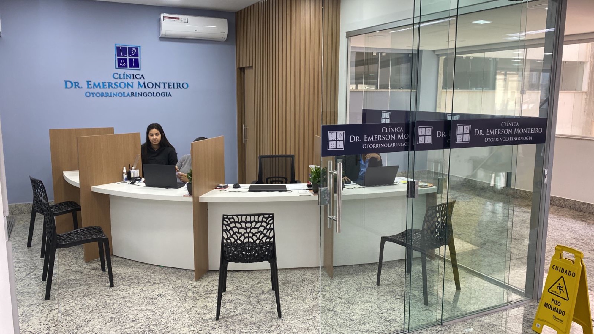 Recepção da clínica com a marca na parede